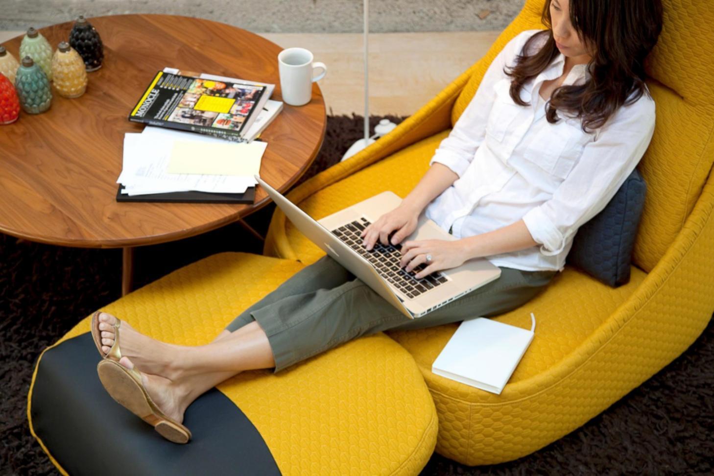 Dozenten bei der Vorbereitung von Live-Webinar-Inhalten